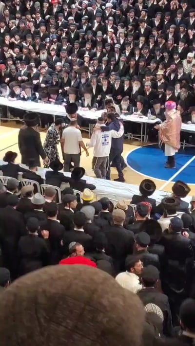 משפחות חטופים רקדו "ועוד יותר טוב" מול האדמו"ר | צפו