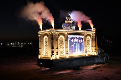 המרכבה בפעולה! המשאית המהפכנית שמשנה את חוקי המשחק בעולם האירועים – ניידות, עוצמה ויוקרה בלחיצת כפתור!