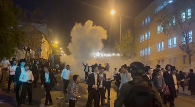 חלונות אוטובוס ומשקף של שוטרת נופצו; אלות נגד מפגינים