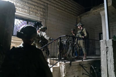 לוחמים במעצר חשוד