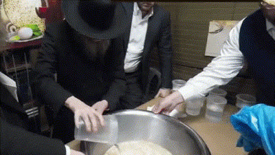 חלק מהתיעוד של אפיית המצות