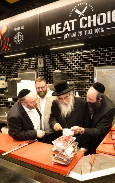 הגאב"ד  סייר במקום, עמד מקרוב על הידורי ההשגחה שמבצעים צוות המשגיחים ושיבח את הנהלת "מיט צ'ויס" על עמידתם האיתנה בכל דרישות הכשרות