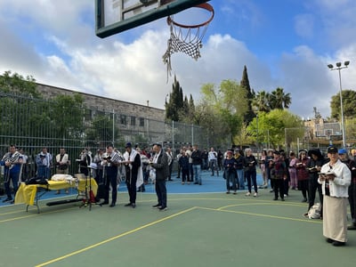 תפילה מול בית השר דרמר | ארכיון