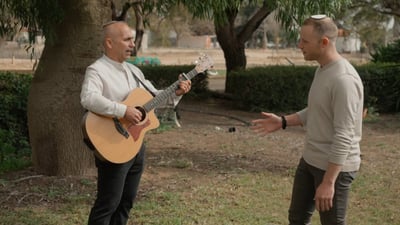 גולן ואך ודביר שנרב שרים את לחנו של החייל שנפל: "ועתה ירום ראשי"