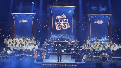 רפי ביטון ו'קולות מן השמים' בביצוע מחוייך: "דיינו"