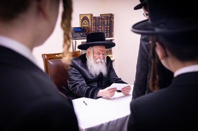 האדמו"ר מבאבוב באסיפת מעות צדקה 