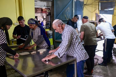 תיעוד מיוחד: אפיית המצות השכונתית בעיר יפו | צפו