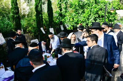 תושבי בני ברק בברכת האילנות
