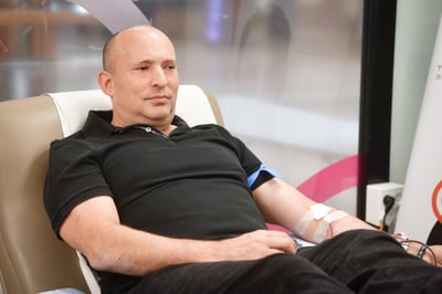 נפתלי בנט תורם דם, לפני כחודש