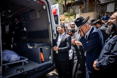 רחובות אבלים: רגעים כאובים מהלווייתו של הרב מאזוז