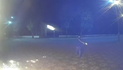 נעצר מול בית הכנסת - וזורק בקבוק תבערה | תיעוד מטריד
