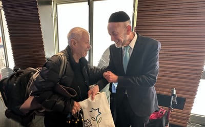 מקלב עם ניצולי שואה | ארכיון