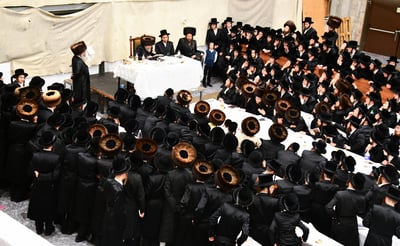 האדמו"ר מרחמסטריווקא בשב"ק באלעד עם בחורי החסידות