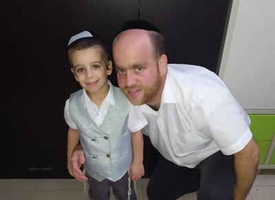 החשמל בדירה מופעל באמצעות מונה 'טוקמן' לתשלום מראש, שכן המשפחה מנועה מפתיחת חשבון בנק או קבלת שירותי אשראי