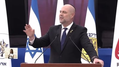 האב השכול זעק בכאב בטקס, נתניהו והראשל"צ ניגשו לנחמו