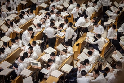 בחורים באמצע סדר בישיבת פוניבז'