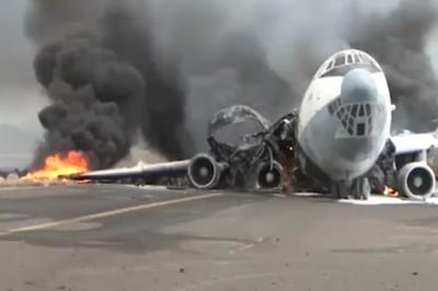 מטוס בוער לאחר התקיפה הישראלית בנמל התעופה בצנעא