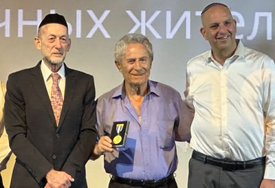 מקלב ורביבו עם ניצול שואה שקיבל את האות