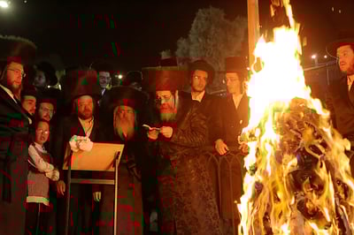 הגה"צ רבי חיים מאיר הגר, אב"ד קריית ויז'ניץ בהדלקה במירון