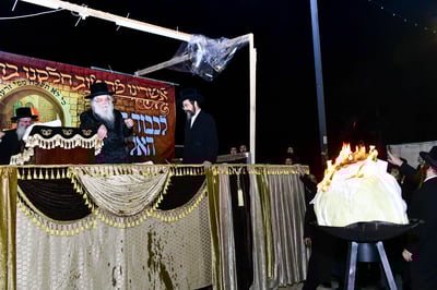 האדמו"ר מדארג בהדלקה באתרא קדישא מירון