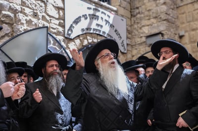 האדמו"ר מצאנז בתפילה באתרא קדישא מירון