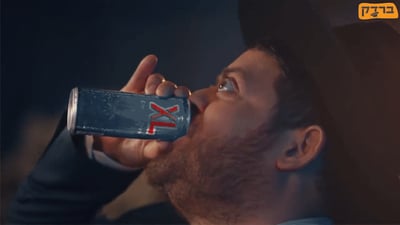 פחיות XL הפכו לאלמנט קבוע המעניק לאורחים את האנרגיה הדרושה לשמוח עד השעות הקטנות של הלילה.