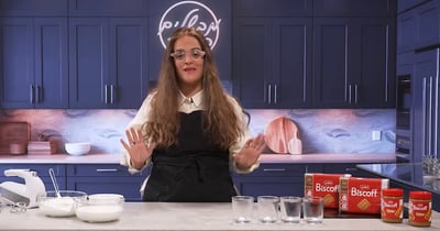 מורן פינטו במטבח כיכר השבת מכינה את קינוח הכוסות המושלם לשבועות - עם לוטוס, הכל פשוט יוצא טעים!