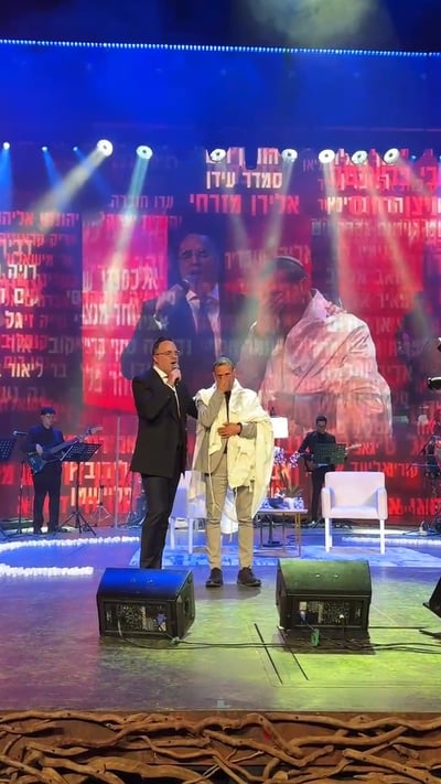 אלי שרעבי עם הטלית לצד שוואקי
