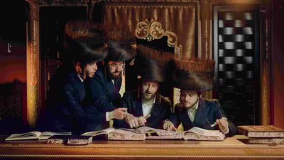 יואלי דווידוביץ, שוכי גולדשטיין ודודי אייזנשטיין שרים: ׳די הייליגע תורה׳