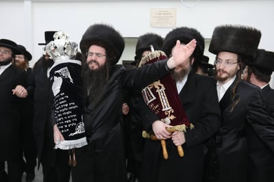 הזוכים משנים עברו בריקוד של שמחה 