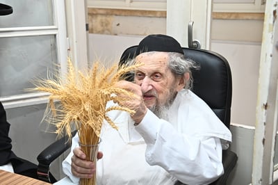 הגר"ד לנדו בקבלת חיטים לקראת חג השבועות