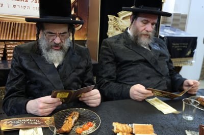 בני האדמו"ר מויז'ניץ באמירת תפילת השל"ה