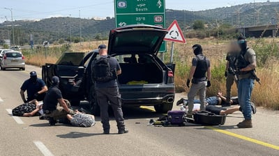 תיעוד דרמטי: שוטרים ובלשים משתלטים על שיירה עבריינית באמצע הכביש