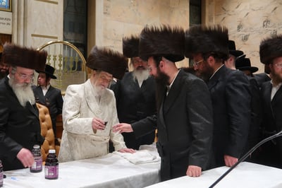 חסידי מונקאטש עוברים לקבל כוס של ברכה