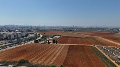 הבעלות על הקרקע פרטית והיא צמודת דופן לשכונות קיימות