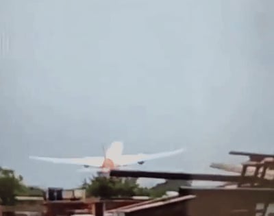 תיעוד דרמטי מהודו: מטוס נוסעים מתרסק בלב אזור אזרחי