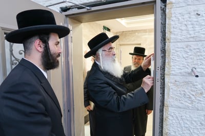 האדמו''ר מדושינסקיא בקביעת מזוזה באולם השמחות החדש
