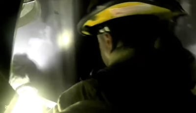 תיעוד עוצמתי: כך לוחמי האש מחלצים אזרחים מבניין שהופצץ בטיל איראני
