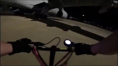 אירוע חריג בבריטניה: פעילים פרו פלסטינים חדרו לבסיס חיל האוויר המלכותי והזיקו למטוסים | צפו