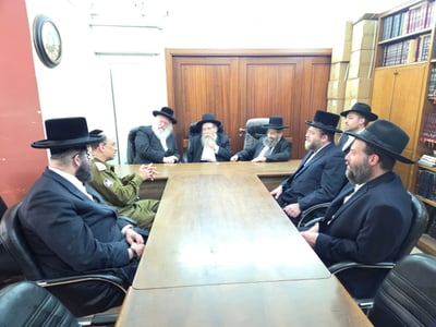 נציגי מערך ההסברה של פיקוד העורף בביקור אצל רבני בני ברק