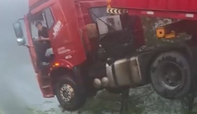 מפחיד: הגשר קרס - נהג המשאית הסיני נתלה בין שמיים לארץ • צפו 