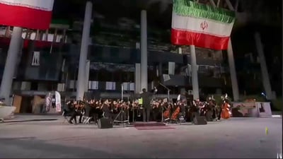 למרגלות ההריסות - התזמורת האיראנית ליד בניין הטלוויזיה