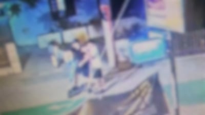 תיעוד: מתחבאים בפינת הרחוב - ומנסים לשדוד עובר אורח בתל אביב