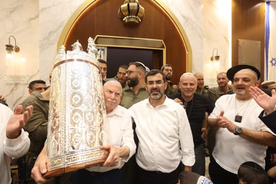 הכנסת ספר תורה של יד לאחים
