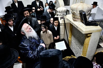 האדמו"ר מפרמישלאן בעליה לציון אביו זצ"ל