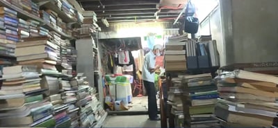 הרננדו לצד ספריו הרבים, אותם הוא משאיל חינם לכל דורש