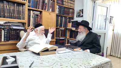 הגר"מ קוטלר בביקור במעונו של הגר"ע אויערבאך 