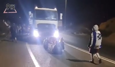 התיישבו על הכביש: כך נחסמה הלילה נסיעת משאיות הסיוע לעזה