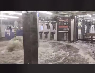 תיעוד דרמטי: המים הציפו את הרכבת התחתית בניו יורק - התושבים נלכדו