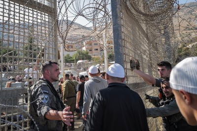 תושבים דרוזים מפגינים ליד גדר הגבול עם סוריה